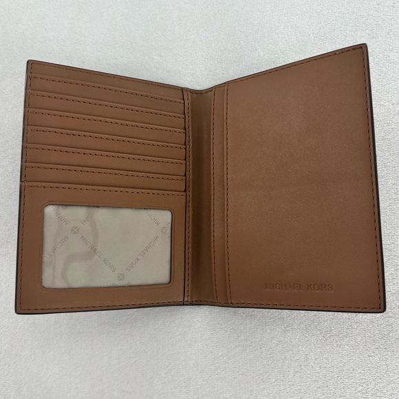 Michael Kors Bedford Travel Passport - Picture 5 of 9